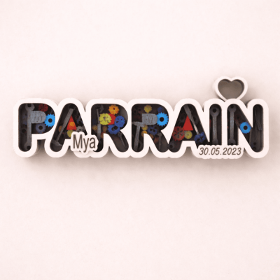 mot en bois en relief parrain